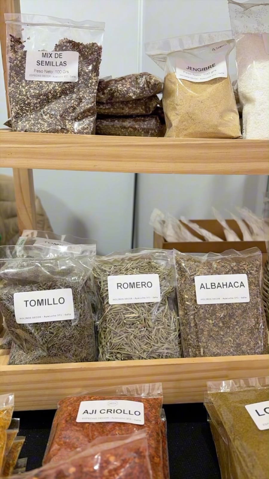 Estantería con productos Molinos Decor: tomillo, romero, albahaca, jengibre y mix de semillas